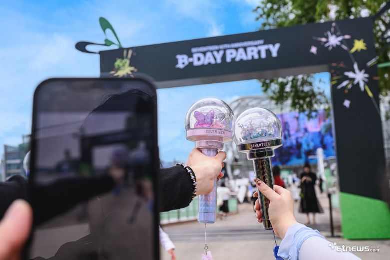 25일 서울 서초구 세빛섬 및 잠수교 일대에서는 세븐틴 10주년 축제 'B-DAY PARTY'가 열렸다.(사진=플레디스엔터테인먼트 제공)