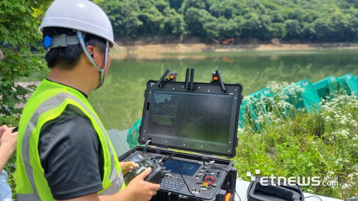 둠둠 기술자가 드론 카메라가 찍은 영상으로 산불 감시를 하고 있다.