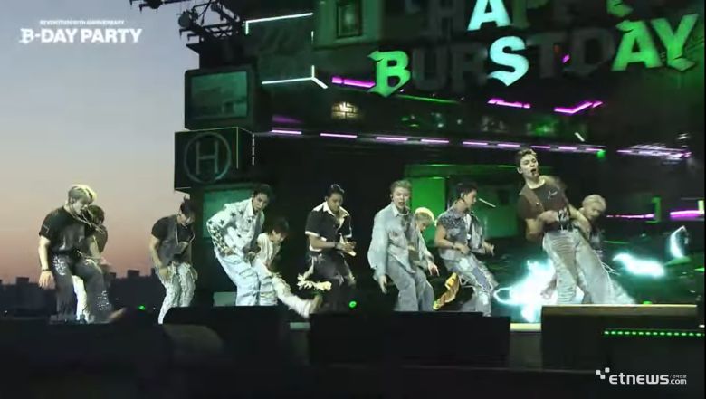 25일 서울 서초구 세빛섬 일대에서는 세븐틴 10주년 공연 'B-DAY PARTY : BURST Stage @잠수교'가 열렸다. (사진=하이브 레이블즈 유튜브 캡처)