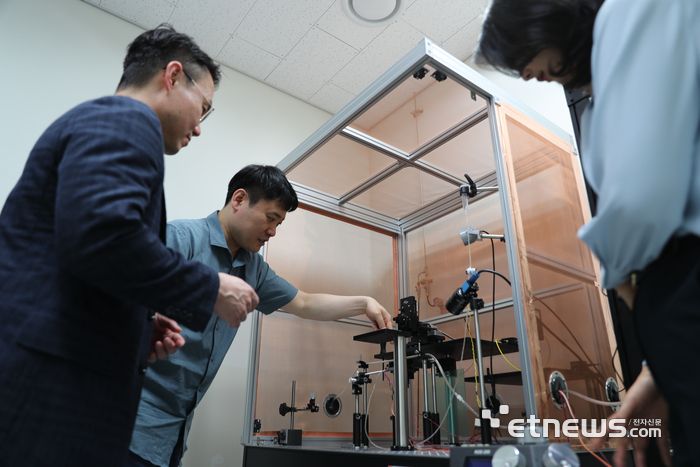 DGIST 휴먼디지털트윈 전략추진단 연구진이 뇌신호 장치 활용을 통한 연구방안에 대해 논의하고 있다.