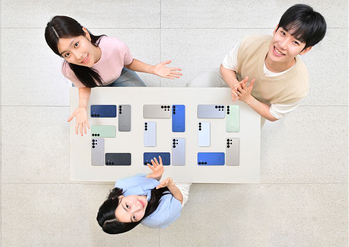 삼성전자 모델들이 삼성스토어 홍대에서 갤럭시 S25 시리즈의 국내 판매량 200만대 돌파를 축하하는 모습.