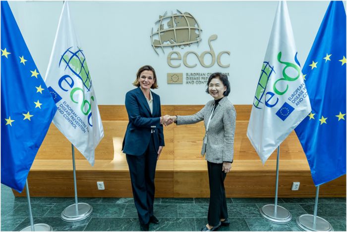 지영미 질병관리청장은 16일(이하 현지시간) 스웨덴 스톡홀롬에 위치한 유럽질병통제예방센터를 찾아 파밀라 랜디-와그너 센터장과 기념촬영했다.(사진=질병관리청)