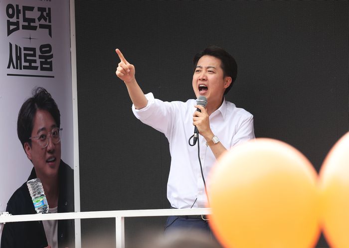 개혁신당 이준석 대선 후보가 24일 경기도 수원시 팔달구 수원역 로데오거리에서 지지를 호소하고 있다.(사진=연합뉴스)