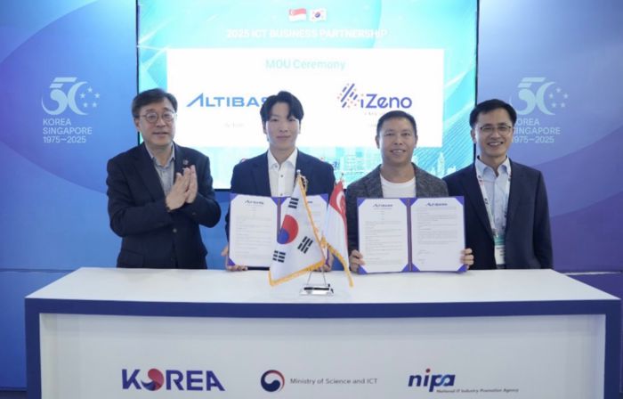 알티베이스가 '아시아테크X 싱가포르' 행사현장에서 싱가포르 대표 IT솔루션기업 아이제노와 전략적 제휴를 맺었다. 사진 왼쪽부터 박윤규 NIPA 원장, 남서우 알티베이스 해외영업·마케팅본부장, 제이슨 린 아이제노 CEO, 김 데이비드 알티베이스 이사.