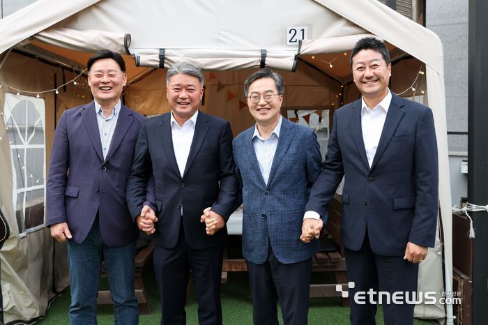 최종현 더불어민주당 대표의원, 김정호 국민의힘 대표의원, 김동연 경기지사, 김진경 도의회 의장(왼쪽부터) 등이 7일 수원시 한 식당에서 만나 민생 예산 처리를 위한 소통을 한 뒤 기념 촬영했다.