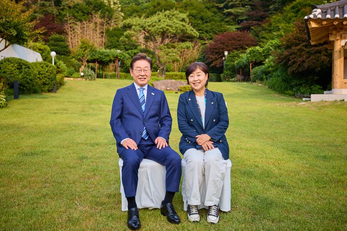 이재명 대통령과 1기 지도부에서 최고위원이었던 서영교 더불어민주당 의원이 지난 7일 서울 대통령 관저에서 함께 사진을 찍으며 미소를 짓고 있다. 사진=서영교 의원실 제공