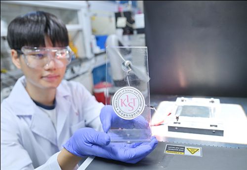 손해정 박사팀이 개발한 대면적 고효율 태양전지를 이용해 바람개비를 구동하고 있다.