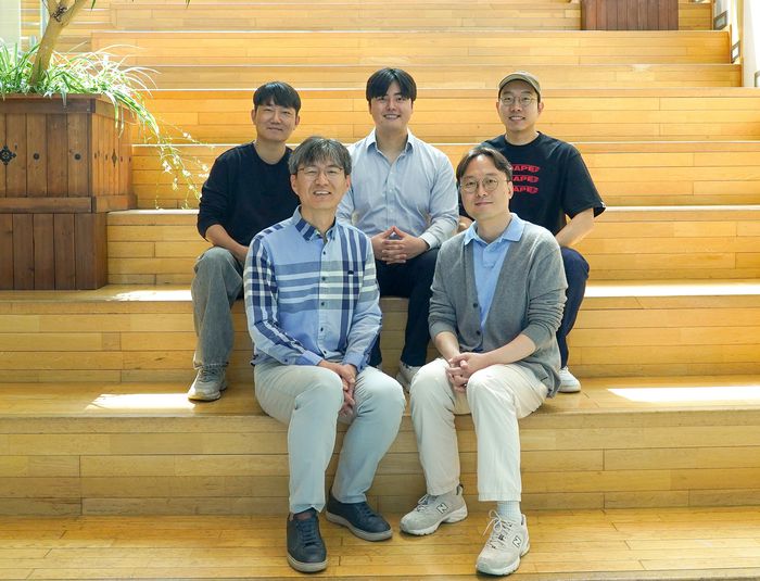 왼쪽 아래부터 시계 반대방향으로 김경중 교수, 김승준 교수, 여도현·최윤호·성민우 학생.