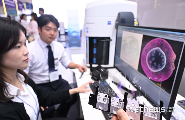 한 바이오 기업 관계자가 자동화 슬라이드 스캐너를 시연하고 있다. 박지호기자 jihopress@etnews.com