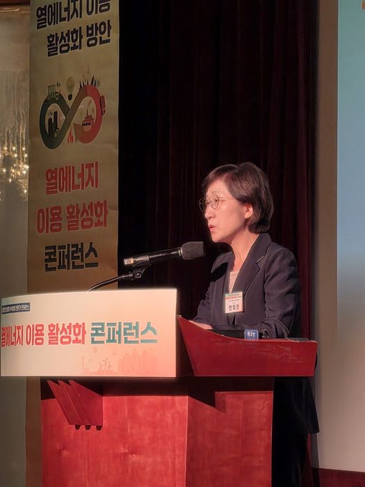 한화진 탄소중립녹색성장위원회 공동위원장이 12일 서울 포스트타워에서 열린 '열에너지 이용 활성화' 콘퍼런스에서 개회사를 전하고 있다. 사진출처 : 탄소중립녹색성장위원회