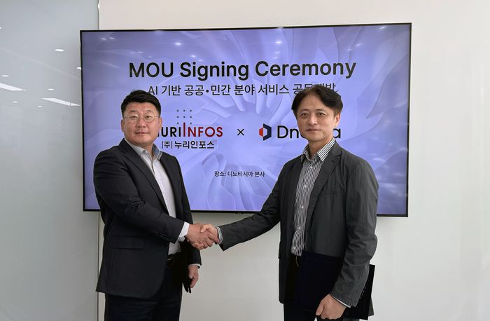 허재근 누리인포스 사장(왼쪽)과 정무경 디노티시아 대표가 AI 기반 공공 및 민간 분야 서비스 공동 개발을 위한 업무 협약을 체결했다.