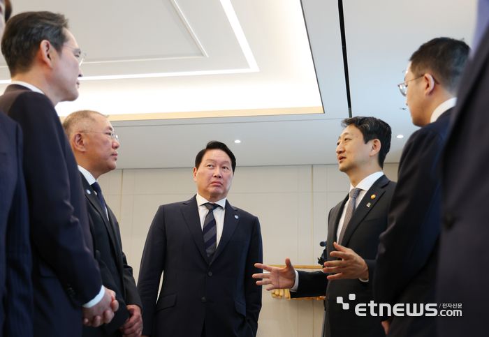 13일 서울 용산 대통령실에서 이재명 대통령 주재로 열린 6경제단체·기업인 간담회에 참석한 기업 총수와 장관들이 간담회 시작 전 대화하고 있다. 왼쪽부터 이재용 삼성전자 회장, 정의선 현대차그룹 회장, 최태원 SK그룹 회장 겸 대한상공회의소 회장. 안덕근 산업통상자원부 장관, 구광모 LG그룹 회장.  연합뉴스