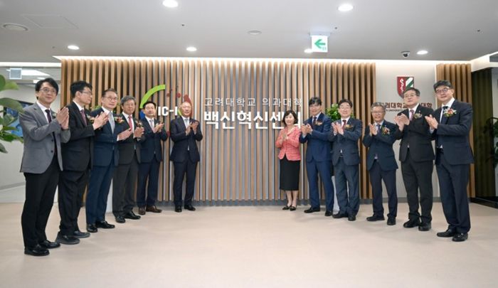 왼쪽부터 정순영 교무부총장, 편성범 의과대학장, 김영훈 법인이사, 승명호 교우회장, 윤을식 의무부총장, 정의선 현대차그룹 회장, 정희진 백신혁신센터장, 김재호 고려중앙학원 이사장, 김동원 고려대 총장, 윤성택 연구부총장, 한승범 안암병원장.