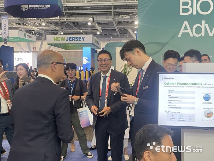 (왼쪽부터)김범성 셀트리온 상무와 제임스박 롯데바이오로직스 대표, 신유열 롯데바이오로직스 글로벌전략실장이 인사를 나누고 있다.