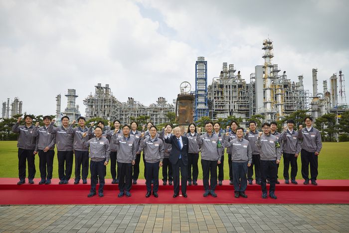 김승연 회장이 한화토탈에너지스대산공장 임직원들과 위기극복의 의지를다지는 기념 사진을 촬영하고 있다. 한화