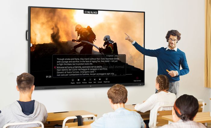 LG 전자칠판 신제품(TR3DQ)은 수업 내용을 실시간으로 번역해 자막으로 보여주는 'AI 실시간 번역' 기능으로 외국어를 모르는 학습자도 외국어 수업을 이해할 수 있게 돕는다.