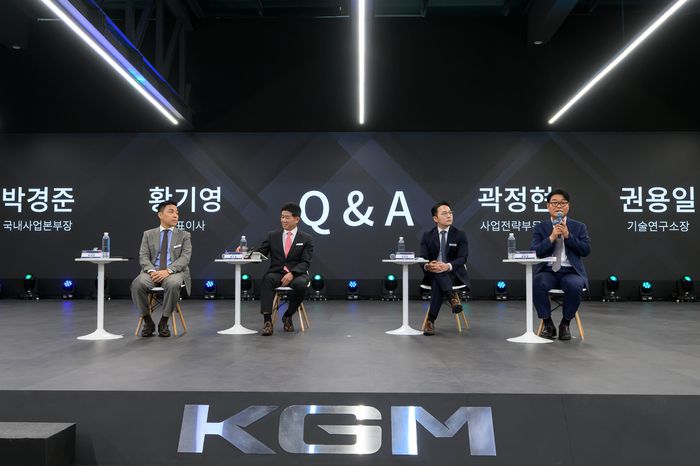왼쪽부터 KGM 박경준 국내사업본부장, 황기영 대표, 곽정현 사업전략 부문장, 권용일 연구소장