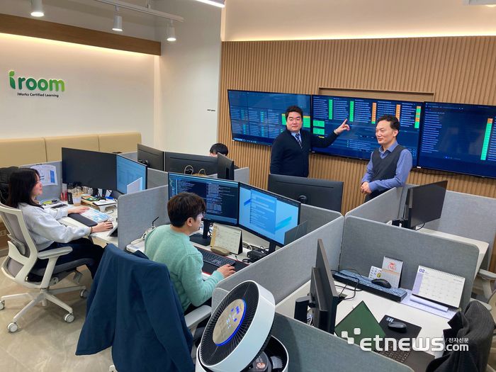 아이웍스 자체 클라우드 운영 지원센터 아이룸은 통합관제 역량을 바탕으로 고객사에 빈틈없는 서비스를 지원한다.