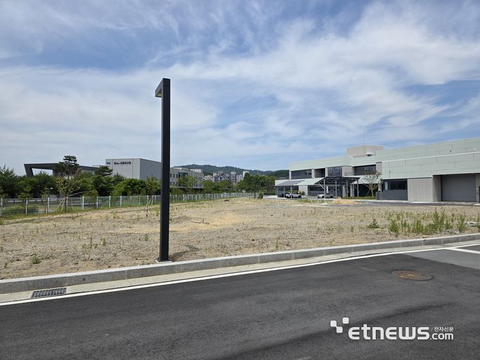 KETI 배터리산업지원센터 내 전고체 배터리 연구동이 들어올 부지. 이곳에는 3층 800평 규모 건물이 설계를 마치고 인허가를 진행하고 있으며, 하반기부터 구축 작업이 진행될 예정이다. (사진= 김영호 기자)