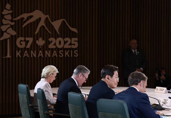 이재명 대통령, G7 확대세션 참석     (캐내내스키스[캐나다]=연합뉴스) 홍해인 기자 = 이재명 대통령이 17일(현지시간) 캐나다 앨버타주 캐내내스키스 주요 7개국(G7) 정상회의장에서 업무 오찬을 겸해 열린 G7 정상회의 확대 세션에 참석해 있다. 오른쪽부터 에마뉘엘 마크롱 프랑스 대통령, 이 대통령, 키어 스타머 영국 총리, 우르줄라 폰데어라이엔 유럽연합(EU) 집행위원장. 2025.6.18     hihong@yna.co.kr (끝)