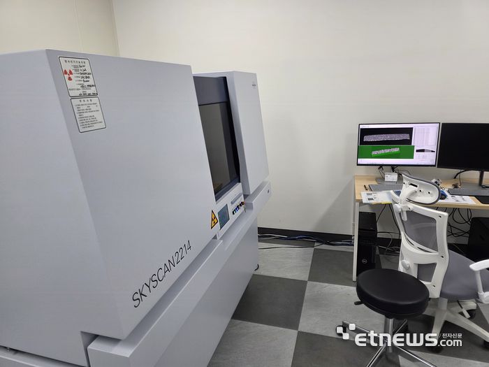 KETI 배터리산업지원센터 소재부품분석동은 10개의 분리된 방에 각종 분석 장비가 배치돼있다. 사진은 X레이 CT 장비. (사진 = 김영호 기자)