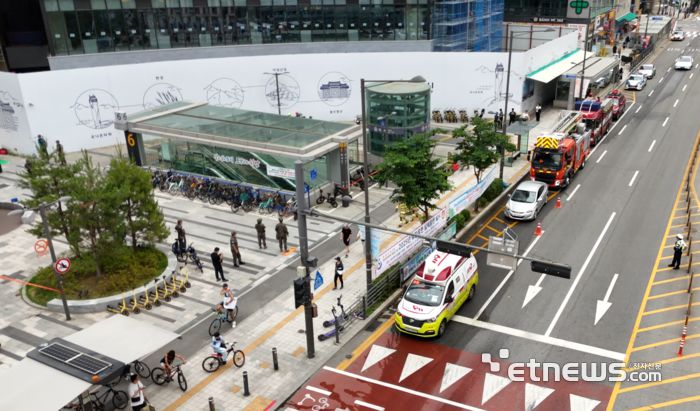 화랑훈련 중 미사역 6번 출구에서 민·관·군이 협동하여 훈련을 수행하고 있다.