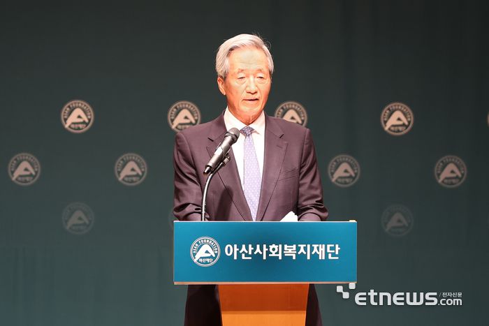 아산사회복지재단이 19일 서울 종로구 아산정책연구원에서 학계 전문가들을 초청해 개최한 '돌봄 위기와 삶의 질, 그리고 사회복지 방향' 심포지엄에서 정몽준 이사장이 인사말을 하고 있다.