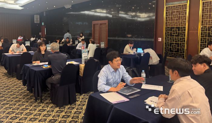 '2025 경북세일페스타 마케팅 입점데이'에서 경북지역 기업들이 MD들과 상담을 하고 있다.