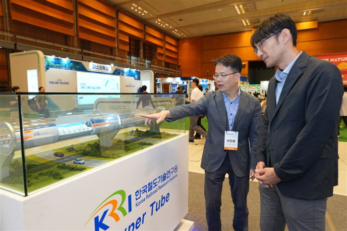 이진호 철도연 책임연구원이 2025 국토교통기술교류회에서 참관객에게 하이퍼튜브 기술을 설명하고 있다.