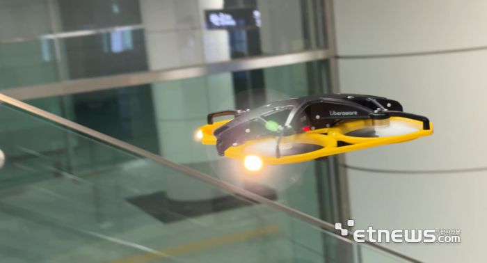 역사 내부에 있는 사상자 및 조난자를 수색하는 IBIS2 모습.