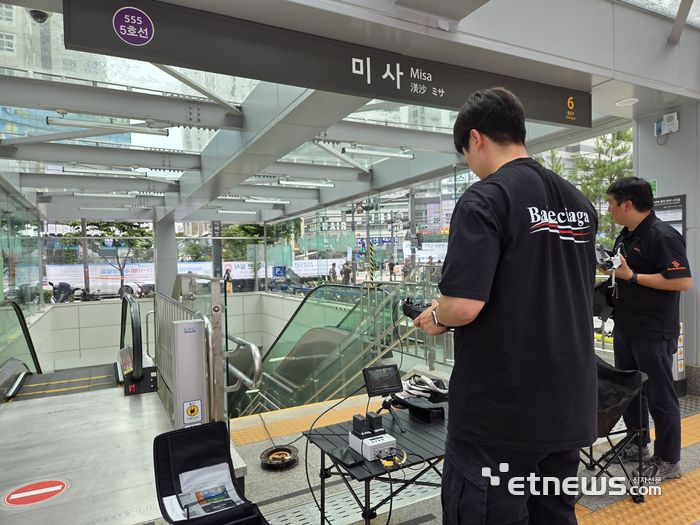 드론 1인칭 시점 모니터를 활용해 미사역 내부 사상자 및 조난자를 수색하고 있다.