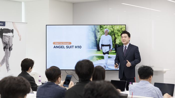 조남민 엔젤로보틱스 대표가 19일 기자간담회에서 신제품을 소개하고 있다. (사진=엔젤로보틱스)