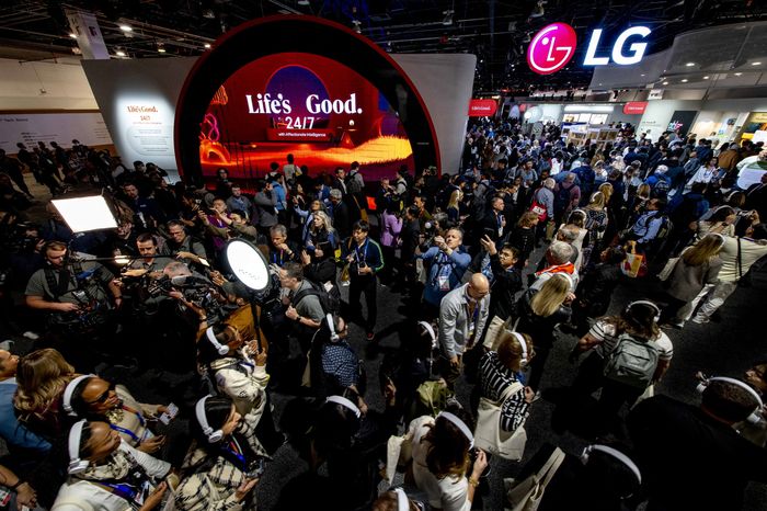 LG전자는 미국 라스베이거스에서 열린 CES 2025에서 '공감지능과 함께하는 일상의 라이프스 굿(Life's Good 24/7 with Affectionate Intelligence)'을 주제로 전시관을 운영했다. LG전자 전시관을 찾은 관람객들은 LG전자만의 AI 비전과 혁신에 높은 관심을 보였다.