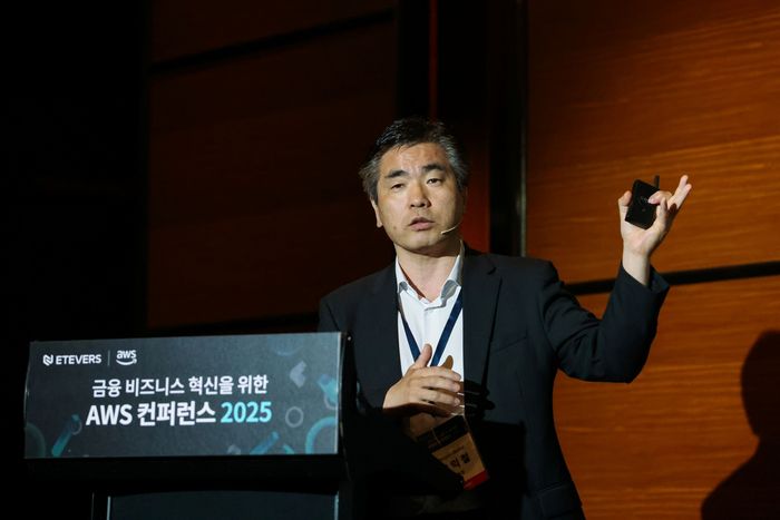 장익철 베스핀글로벌 본부장이 'AWS FSI 컨퍼런스 2025'에서 발표하고 있다. [사진=베스핀글로벌 제공]