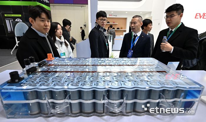 지난 3월에 열린 국내 최대 배터리 전시회 인터배터리 2025에서 참관객이 중국 EVE에너지의 액침냉각 시스템을 살펴보고 있다.  이동근기자 foto@etnews.com