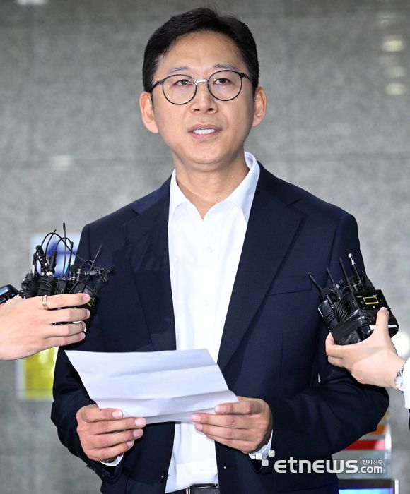 배경훈 과학기술정보통신부 장관 후보자가 24일 서울 종로구 광화문우체국에 마련된 인사청문회 준비 사무실로 출근해 임명 소감을 밝히고 있다. 김민수기자 mskim@etnews.com