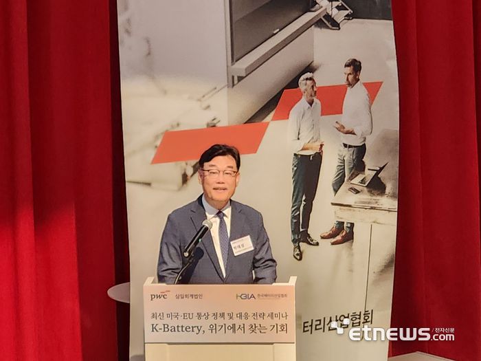 박태성 한국배터리산업협회 상근부회장이 '최신 미국·EU 통상 정책 및 대응 전략 세미나'에서 개회사를 하고 있다. (사진=이호길 기자)