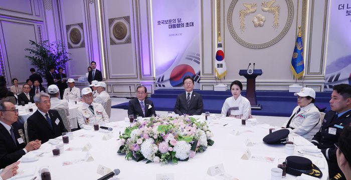 이재명 대통령, 국가유공자 초청 행사 참석     (서울=연합뉴스) 한상균 기자 = 이재명 대통령과 김혜경 여사가 27일 청와대 영빈관에서 열린 '호국 보훈의 달, 대통령의 초대' 행사에 참석하고 있다. 2025.6.27     xyz@yna.co.kr (끝)