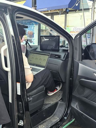 아크릴이 '조나단'을 차량에 탑재된 국산 AI 반도체에 연동하여 실시간 도로 교통 관제 서비스를 실증하고 있다. 사진=아크릴 제공