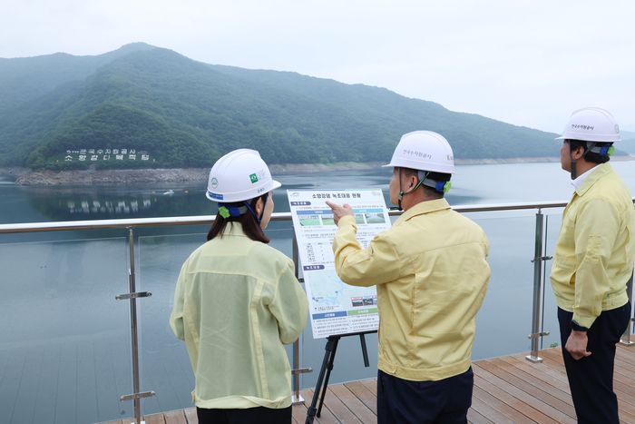 윤석대 한국수자원공사 사장(가운데)이 소양강댐 정상부에서 장마 종료 후 이어지는 폭염과 녹조 발생에 대비, 대응 현황 등을 살펴보고 있다. 사진 출처 : 수공