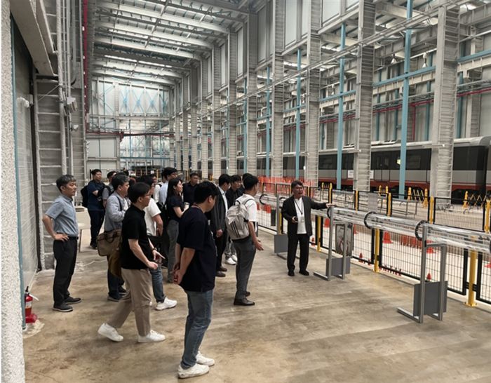 노주현 철도연 공인시험인증실 박사(오른쪽)가 대장~홍대 광역철도 터널축소모형에 대해 설명하고 있다.