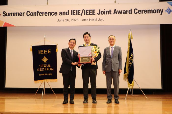 김현 서울과학기술대 교수(가운데)가 대한전자공학회 하계종합학술대회에서 IEEE·IEIE 젊은과학기술인상을 수상했다.(사진=대한전자공학회)