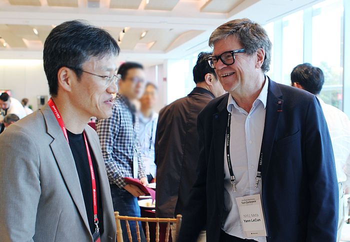 김병훈 LG전자 CTO(왼쪽)와 얀 르쿤 뉴욕대 교수가 지난달 28일(현지시간) LG전자 북미법인 사옥에서 개최한 '북미 테크 컨퍼런스'에 참석해 대화하고 있다. (사진=링크드인)