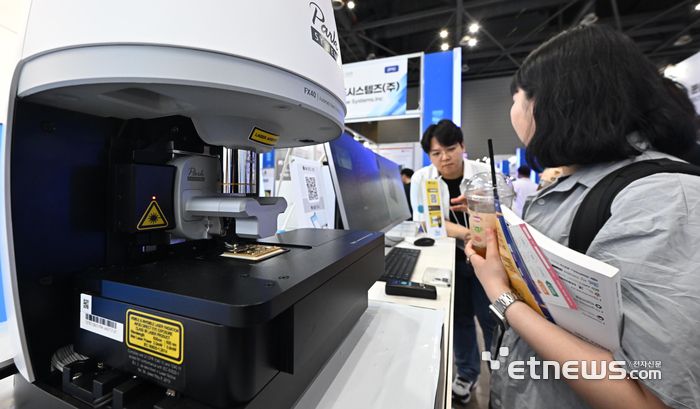 나노코리아2025가 '더 나은 미래를 만드는 나노기술'을 주제로 2일 경기 고양시 킨텍스에서 열렸다. 참관객이 파크시스템즈의 원자 힘 현미경(AFM)을 살펴보고 있다.  이동근기자 foto@etnews.com