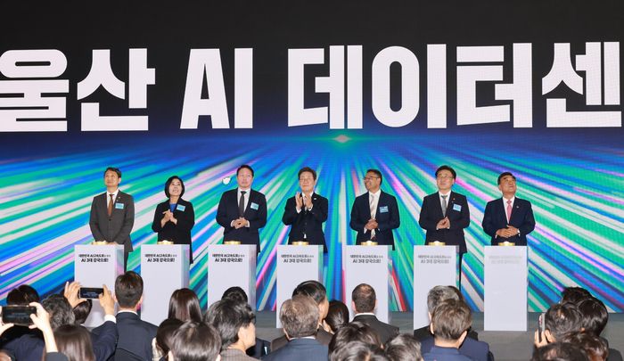 이재명 대통령, 울산 AI 데이터 센터 출범식 세리머니     (울산=연합뉴스) 홍해인 기자 = 이재명 대통령이 20일 울산전시컨벤션센터에서 열린 울산 인공지능(AI) 데이터 센터 출범식에서 참석자들과 함께 기념 세리머니에 참여하고 있다.     왼쪽부터 안덕근 산업통상자원부 장관, 최민희 국회 과학기술정보방송통신위원장, 최태원 SK그룹 회장, 이 대통령, 아마존웹서비스(AWS) 프라사드 칼야나라만 인프라 총괄 대표, 유상임 과학기술정보통신부 장관, 김두겸 울산광역시장.  2025.6.20 [대통령실통신사진기자단]     hihong@yna.co.kr (끝)