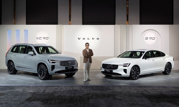 이윤모 볼보자동차코리아 대표가 신형 XC90, S90과 포즈를 취했다.