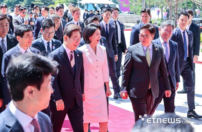 이재명 대통령과 부인 김혜경 여사가 4일 서울 여의도 국회에서 열리는 21대 대통령 취임식에 우원식 국회의장의 안내를 받으며 이동하고 있다.  이동근기자 foto@etnews.com