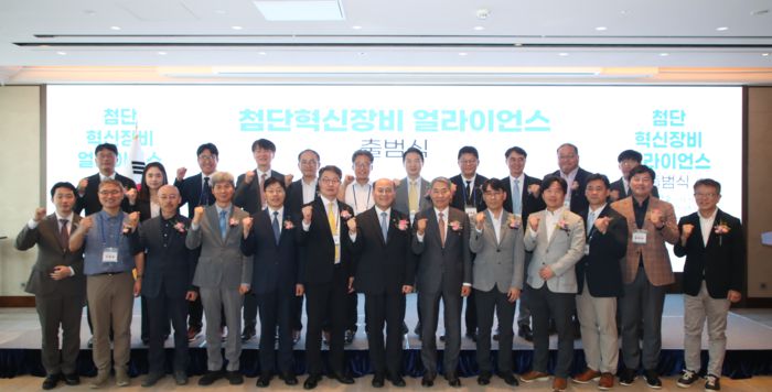 2일 열린 '첨단혁신장비 얼라이언스' 출범식에서 이창윤 과기정통부 1차관(앞줄 가운데) 등 참석자들이 기념촬영 했다. (과기정통부 제공)