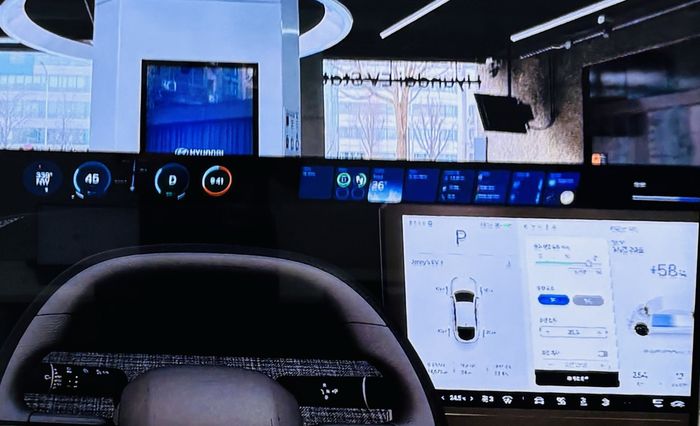 운적석 쪽 대시보드 상단에 적용한 디지털 클라스터(계기판)