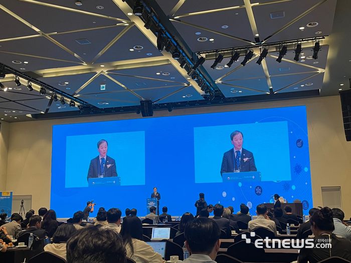 이형훈 보건복지부 제2차관이 3일 서울 용산구 드래곤시티에서 '제1회 이건희 감염병 극복 연구 역량강화 사업 국제심포지엄'에서 축사를 낭독하고 있다.
